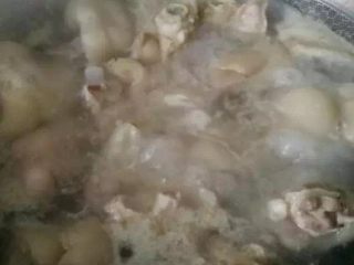黄豆焖猪蹄,把猪蹄凉水下入锅中，大火烧开锅煮出血沫，然后捞出控干水分备用