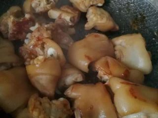 黄豆焖猪蹄,下入猪蹄翻炒上色，然后在锅内加入开水，下入葱姜大料
