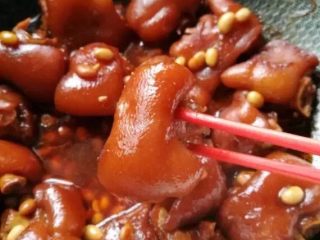黄豆焖猪蹄,好吃的肉菜，不是靠投机取巧来的，一定要细火慢炖。