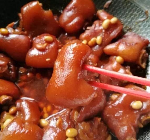 黄豆焖猪蹄,好吃的肉菜，不是靠投机取巧来的，一定要细火慢炖。