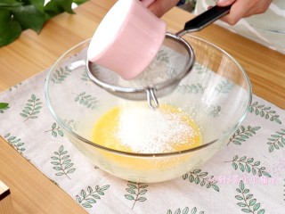 香葱肉松蛋糕卷,筛入低筋面粉，拌匀