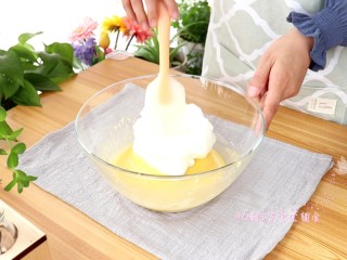 香葱肉松蛋糕卷,取1/3蛋白霜到蛋黄糊中，翻拌均匀

tips：这里一定不能划圈的拌，容易消泡