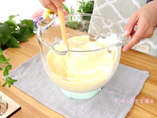 香葱肉松蛋糕卷,翻拌均匀的面糊倒回剩余的蛋白霜中，继续翻拌均匀
