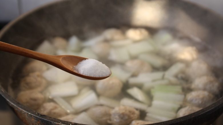 鸡肉丸子冬瓜汤,放入适合个人口味的盐调味。