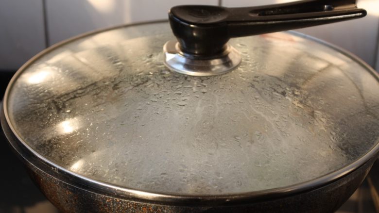 鸡肉丸子冬瓜汤,盖上锅盖儿，大约煮5分钟左右。