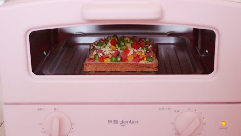 田园时蔬吐司披萨,启动烤箱200度烤10分钟即可。