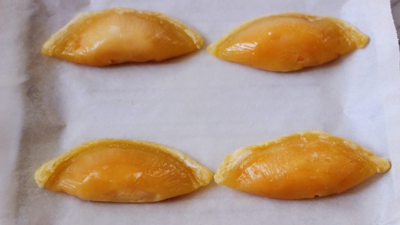 美味芒果酥,12分钟后取出烤盘，把蛋挞皮上的锡纸取出。