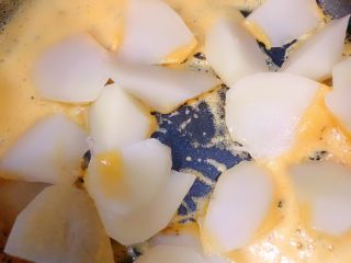 蛋黄焗土豆,倒入蒸好的土豆翻炒均匀