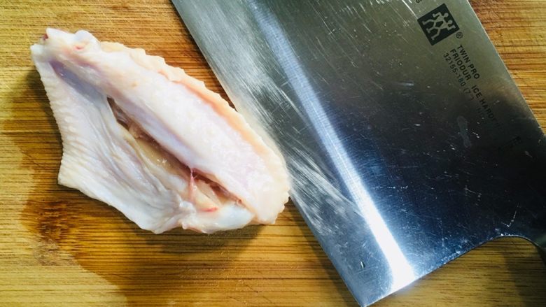 红烧鸡翅,在鸡翅中的里面用刀划一下以便入味