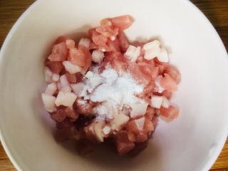 豌豆炒肉丁,猪肉洗净切丁加入少许料酒、盐和淀粉