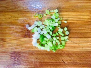 豌豆炒肉丁,葱洗净切葱花