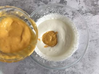 芒果酸奶雪糕,加入芒果酸奶糊，搅拌均匀