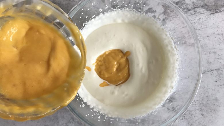 芒果酸奶雪糕,加入芒果酸奶糊，搅拌均匀