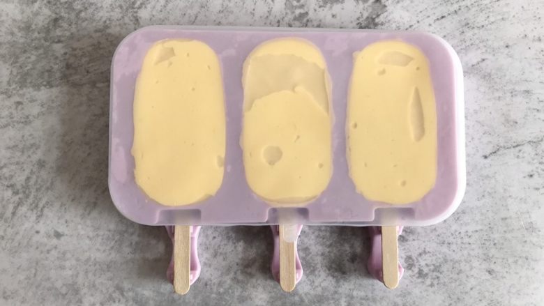 芒果酸奶雪糕,盖上盖子放入冰箱冷冻一晚上即可