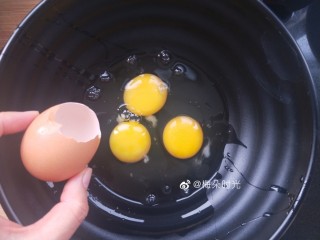虾仁蒸蛋,鸡蛋打入碗中，有一个鸡蛋壳保留的稍微完整些，用来当量具