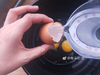 虾仁蒸蛋,加温水，温水，我通常是饮水机里接点热水再掺点凉水，温度就是手摸上去不烫手，加6个蛋壳的水。也就是鸡蛋液和水的比例大约1：2
