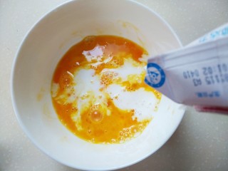 蔓越莓布丁吐司,鸡蛋打撒加入200克牛奶拌匀。