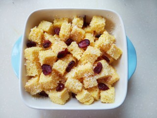 蔓越莓布丁吐司,把拌好的吐司放入碗中，撒上椰蓉，放入蔓越莓。