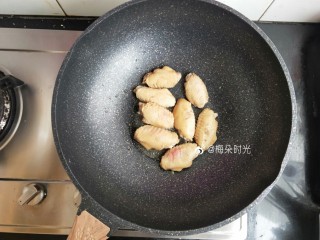 可乐鸡翅,炒锅倒油，鸡翅放进去煎一下，（不要葱姜了）煎至两面微黄。