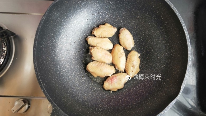 可乐鸡翅,炒锅倒油，鸡翅放进去煎一下，（不要葱姜了）煎至两面微黄。
