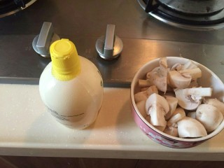 奶油三文鱼芦笋意面,白蘑菇洗干净切成小份。可以准备一些柠檬汁去腥。