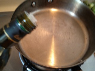 奶油三文鱼芦笋意面,锅中倒入少许橄榄油。