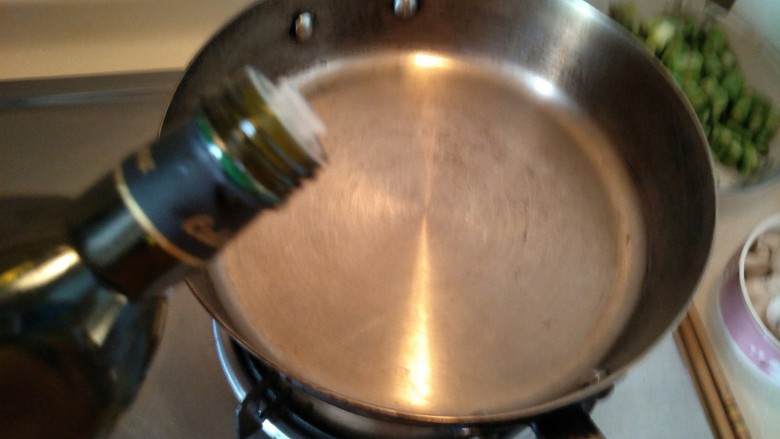 奶油三文鱼芦笋意面,锅中倒入少许橄榄油。