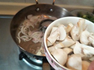 奶油三文鱼芦笋意面,再加入和蘑菇块