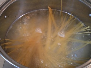 奶油三文鱼芦笋意面,水开后加入一勺盐，放入意面煮到自己喜欢的软度。
