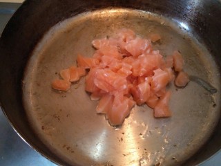 奶油三文鱼芦笋意面,倒入三文鱼块。