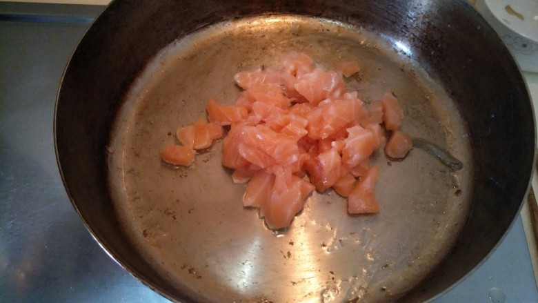 奶油三文鱼芦笋意面,倒入三文鱼块。