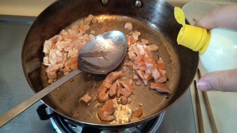 奶油三文鱼芦笋意面,加入少许柠檬汁去腥。