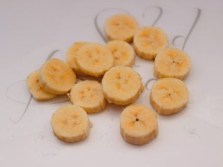 彩色棉花糖香蕉吐司,香蕉去皮后，用刀切成片。