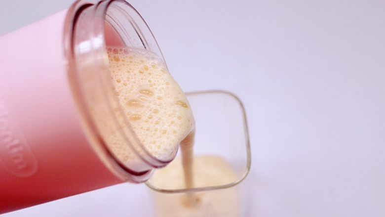香蕉蜂蜜奶昔,把打好的汁，倒入杯子里就可以喝了。