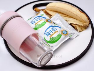 香蕉蜂蜜奶昔,首先备齐所有的食材，喜欢喝冰一点的奶昔，就提前把牛奶冷藏一下，再来打汁喝。