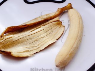 香蕉蜂蜜奶昔,香蕉先去皮。