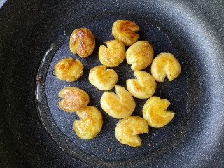 多味小土豆,煎至一面金黄后翻面煎另一面。