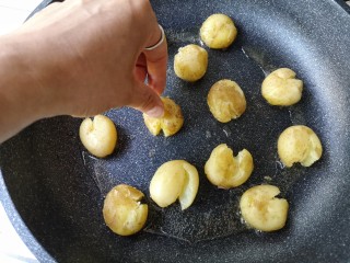多味小土豆,将蒸好的土豆入锅，轻轻按一下，开口即可。（不要太使劲，否则就按成土豆泥啦！）