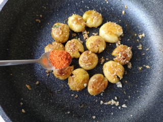 多味小土豆,根据个人口味加入适量的辣椒粉翻炒均匀。