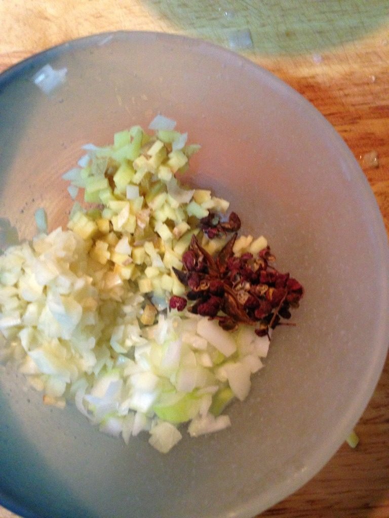 九转大肠,调料二：葱姜蒜末，八角花椒