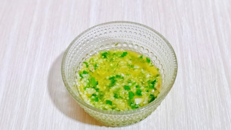 蒜香全麦吐司条,用筷子搅拌均匀。