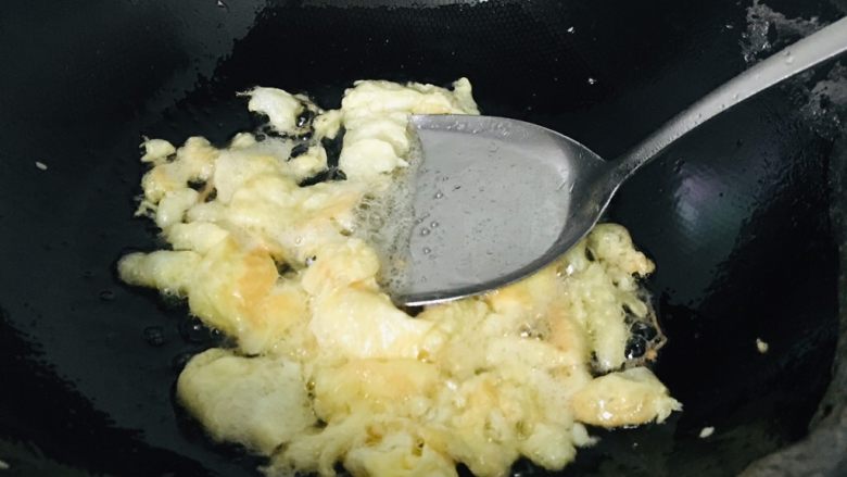 香菇肉丝面,锅里热油下鸡蛋。