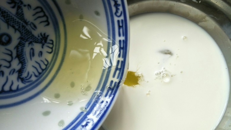 双皮奶(懒人版),将蛋白倒入牛奶中搅拌均匀