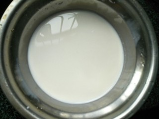 双皮奶(懒人版),放入牛奶搅拌到糖融化。