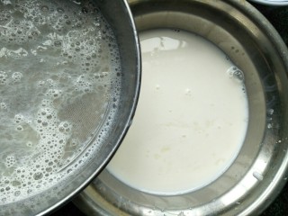 双皮奶(懒人版),将牛奶蛋白液过筛一次成双皮奶液。
