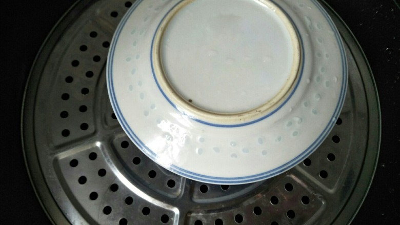 双皮奶(懒人版),碗上盖个盘子防止水汽倒流到水中，再盖好锅盖大火蒸二十分钟。