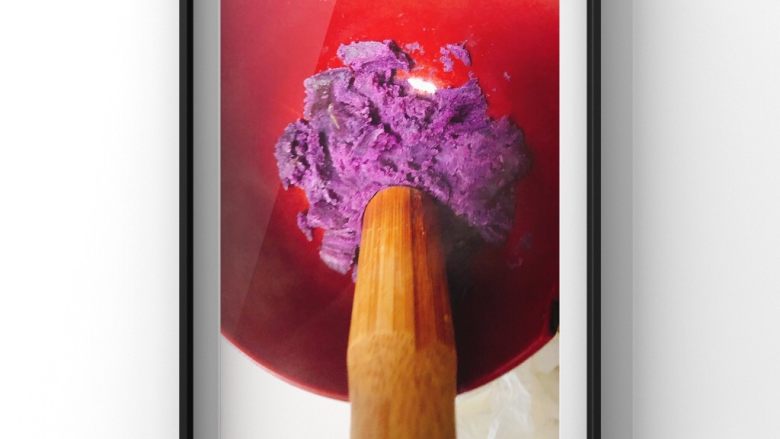 紫薯酸奶蒸蛋糕,蒸好的紫薯碾压成泥状！