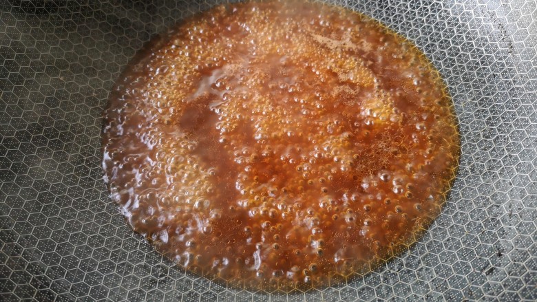 茄汁灯笼茄子,锅中留一点底油，倒入调好的料汁煮开。
