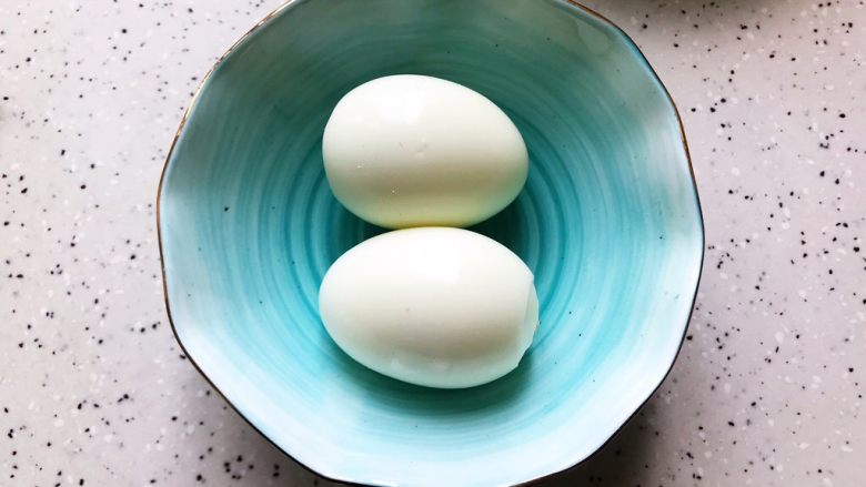 蒜蓉拌鸡蛋,鸡蛋去壳