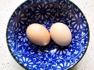 蒜蓉拌鸡蛋,两个煮熟的鸡蛋
